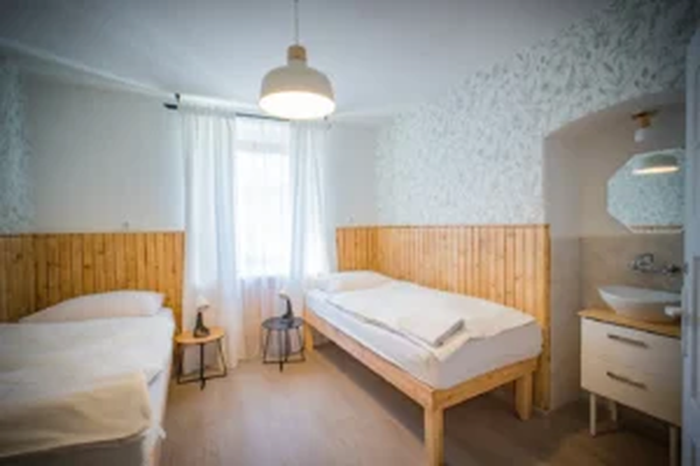 Pokój z&nbsp;łóżkiem i&nbsp;stolikiem